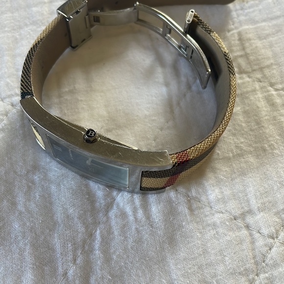 Used - Picture 2 of 8